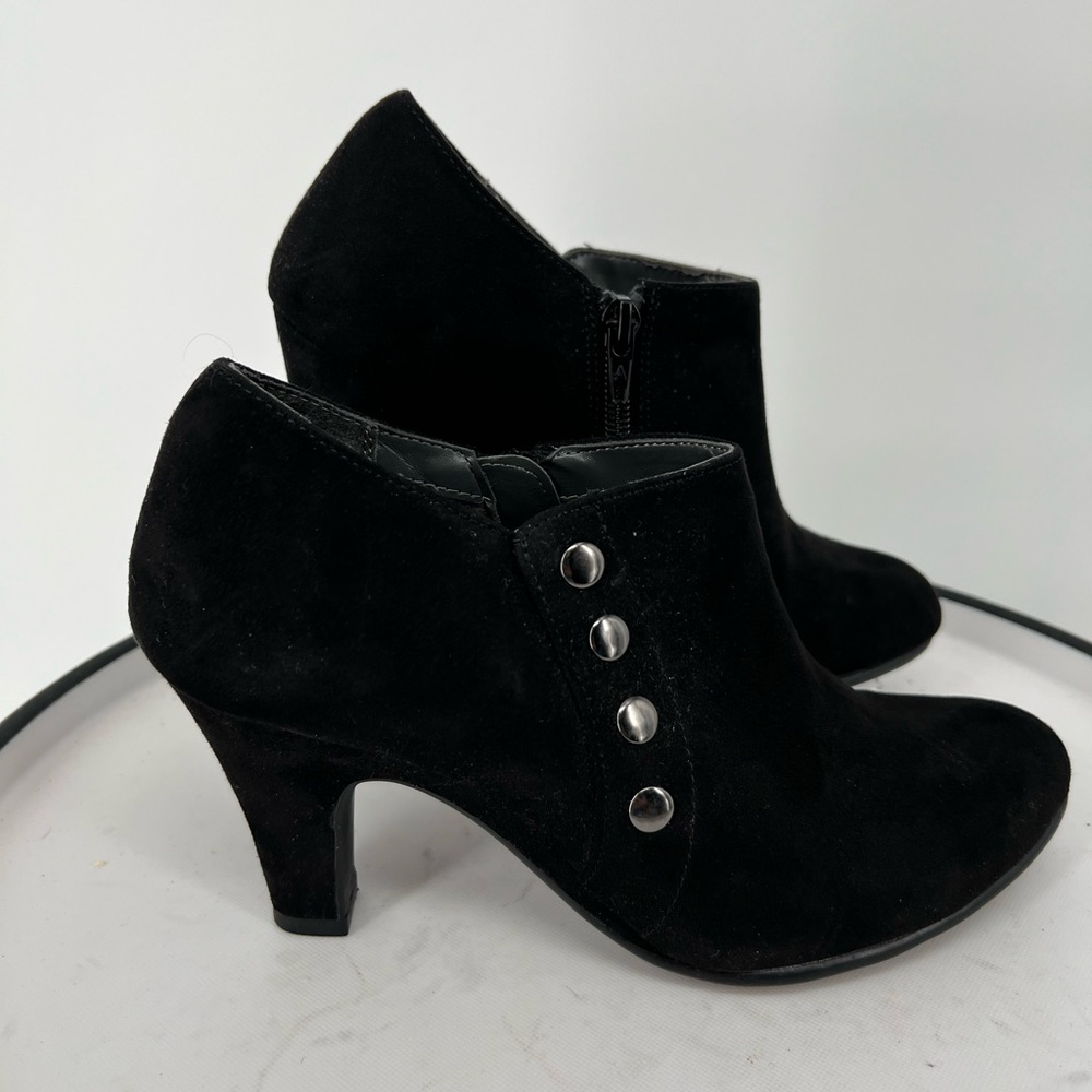 AEROSOLES CHIC BLACK VEGAN SUEDE BOOTIES DECORATIVE SILVER STUDS SIDE ZIP